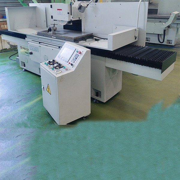 如何通過優化參數和修整策略來延長平面磨床的砂輪使用壽命？